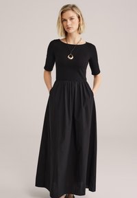 Вязаное платье