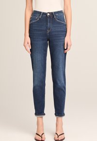 Короткие джинсы