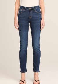 Узкие джинсы