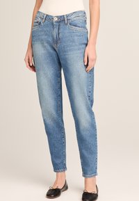 Узкие джинсы