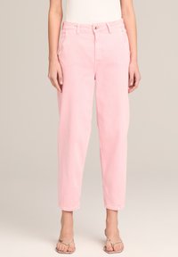 Короткие джинсы