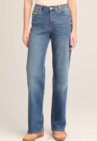 Прямые джинсы