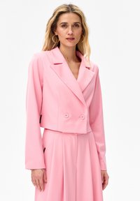 Короткий блейзер