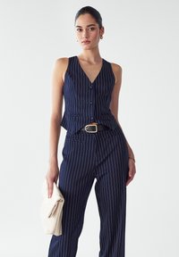 Короткая куртка