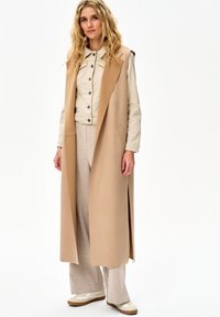 Длинный жилет