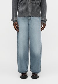 Прямые джинсы