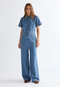 Джинсовый комбинезон