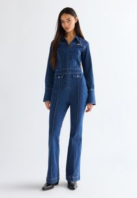 Джинсовый комбинезон