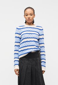 Пуловер в полоску