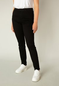 Узкие джинсы