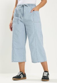 Короткие джинсы Короткие джинсы