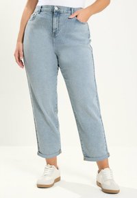 Короткие джинсы