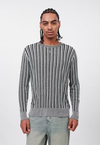 Пуловер в полоску