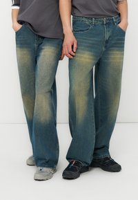 Свободные джинсы