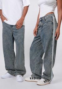 Свободные джинсы