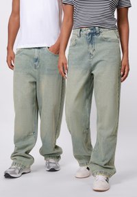 Свободные джинсы