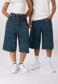 Короткие джинсы