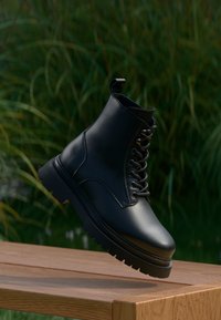 Ботинки на шнуровке