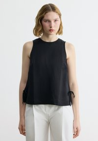 Блузка без рукавов