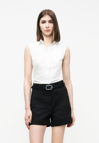 Блузка без рукавов