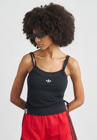 Топ на бретельках