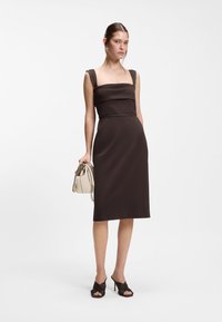 Платье футляр