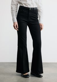 Клешеные джинсы Клешеные джинсы