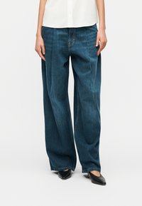 Свободные джинсы Свободные джинсы