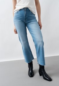 Короткие джинсы