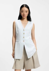 Длинный жилет