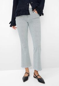 Короткие джинсы