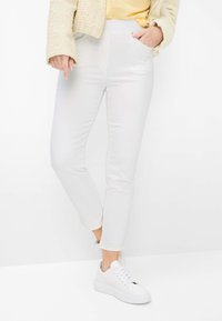 Короткие джинсы