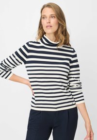 Пуловер в полоску