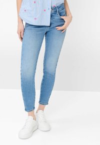 Короткие джинсы