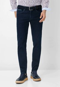 Узкие джинсы