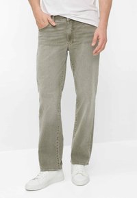 Прямые джинсы