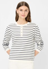 Пуловер в полоску