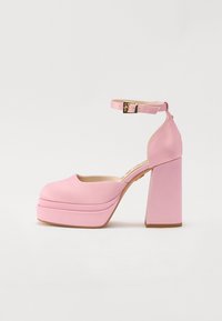 Туфли на высоком каблуке