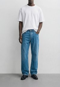 Прямые джинсы