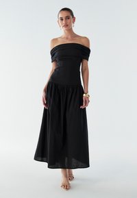 Платье без бретелек