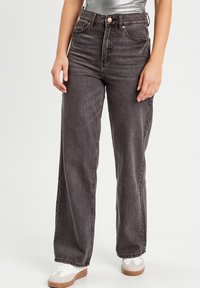 Свободные джинсы