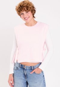 Пуловер без рукавов