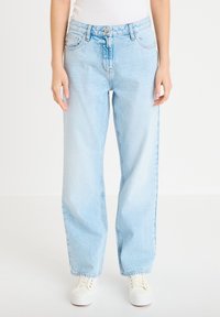 Прямые джинсы