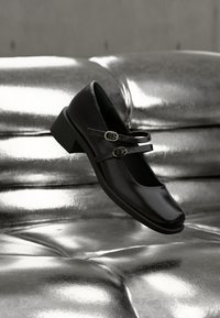 Туфли с ремешком