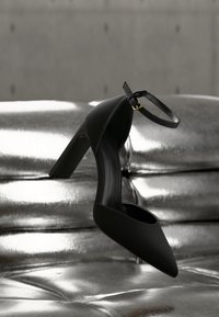 Туфли на высоком каблуке