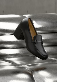 Туфли с высоким носом