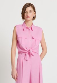 Блузка без рукавов