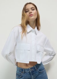 Куртка с накладнымит карманами