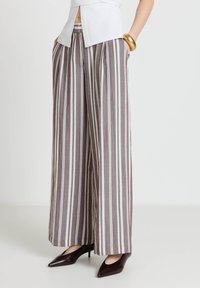 Широкие брюки Широкие брюки