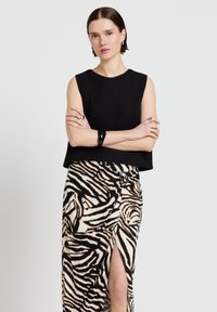 Блузка без рукавов